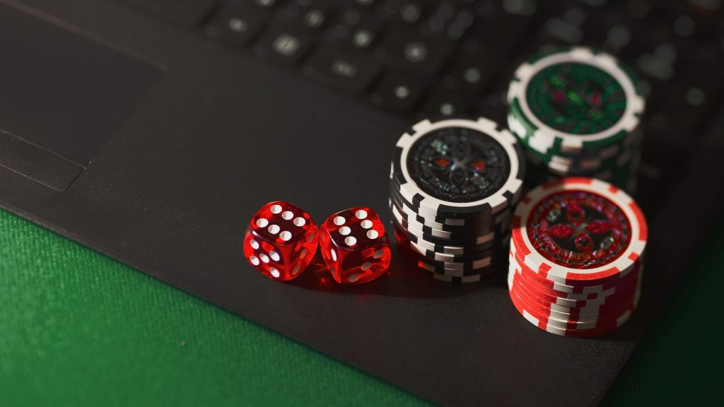 What are the advantages of online gambling?
