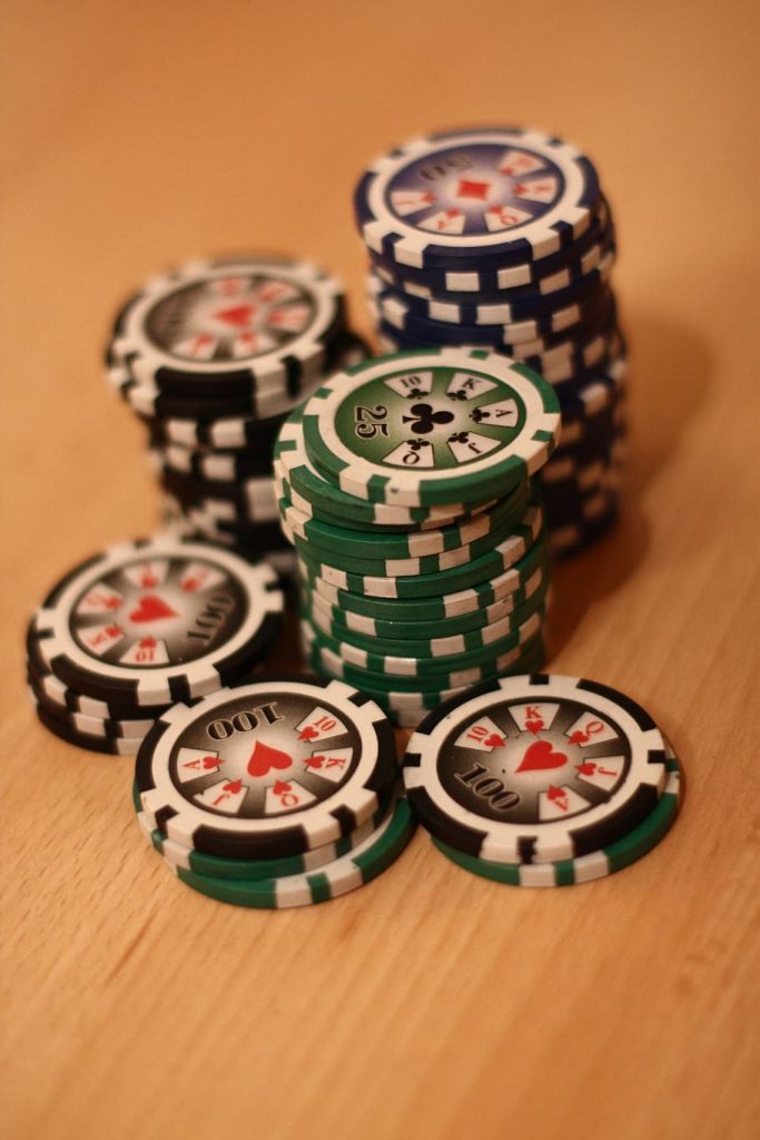 What are the drawbacks to playing at an online casino?